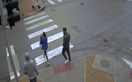 Cảnh tượng hãi hùng từ camera tố cáo hành vi của nam thanh niên đằng sau người phụ nữ