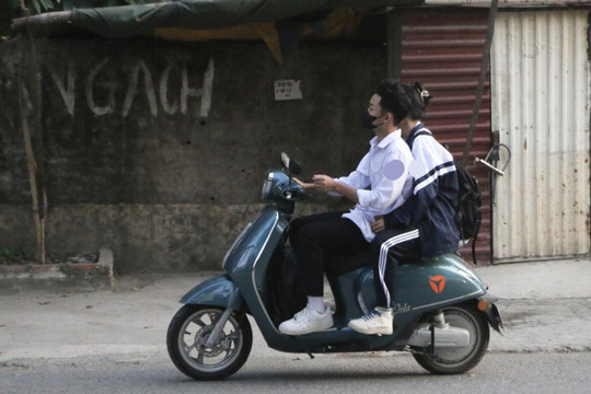Học sinh đi xe máy điện đến trường, nên cấm hay khuyến cáo?