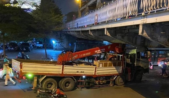 Xe cẩu mắc kẹt sau khi tông vào dầm cầu Long Biên, 2 người bị thương