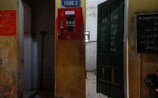 Khu tập thể cũ giữa Hà Nội: Hàng trăm người dùng chung nhà vệ sinh, "xếp hàng" chờ đi tắm