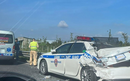 Lái xe cứu thương tông bẹp dúm đuôi ô tô CSGT trên cao tốc