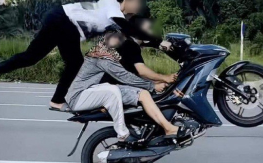Thanh niên "diễn xiếc" trên xe ở TP Hồ Chí Minh khai gì?