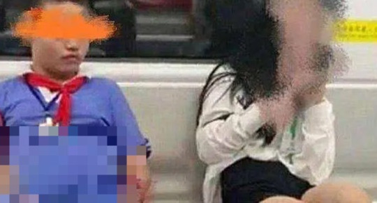 Bức ảnh nhạy cảm trên tàu điện ngầm gây bão: Bao nhiêu cha mẹ đã vô tư bỏ qua việc dạy con điều này?