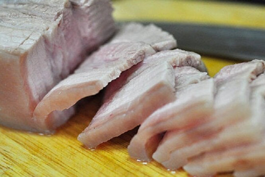 Thịt luộc bên trong có màu đỏ do chứa chất độc hại cho cơ thể?