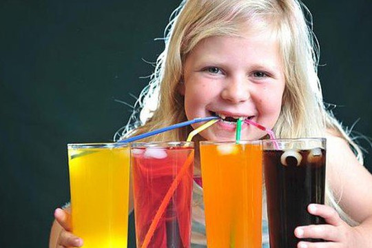 Trẻ thường xuyên uống loại nước này, lớn lên dễ nghiện rượu