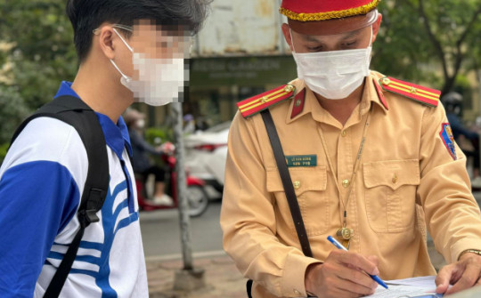 Nhiều người ngỡ ngàng vì bị CSGT Hà Nội xử phạt khi...đi bộ