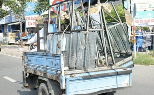 CLIP: Kinh hãi với xe chở "tử thần" trên đường ở TP HCM