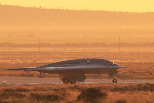 Siêu máy bay ném bom hạt nhân Mỹ lần đầu cất cánh