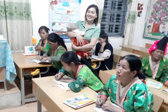 Cô giáo dạy lớp xoá mù chữ: Vừa dạy vừa bế con giúp học viên