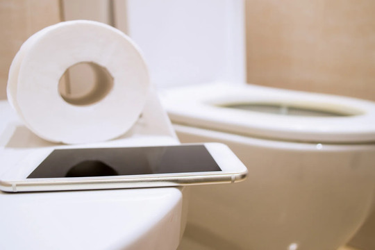 Điều gì sẽ xảy ra nếu bạn dùng điện thoại khi đi vệ sinh?