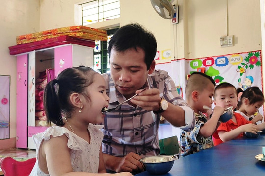 Chuyện về thầy nuôi dạy trẻ ở đại ngàn Pù Luông