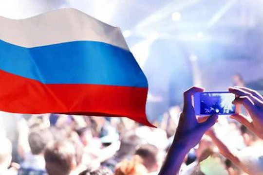 Lần đầu tiên trong 29 năm, siêu phẩm Nga có màn ra mắt lịch sử trước 100.000 người, sức nóng lan mạnh mẽ