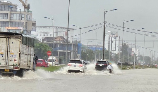 TP Vinh: Đường biến thành 'sông', xe cộ 'bơi' ngay giữa phố
