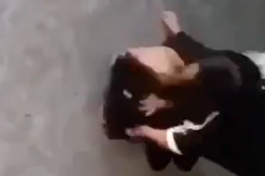 Nữ sinh lớp 7 ở Nghệ An bị bạn đánh đập, lột áo