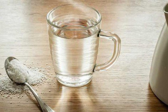 Nước muối ấm - Công dụng và những lưu ý hữu ích với sức khoẻ