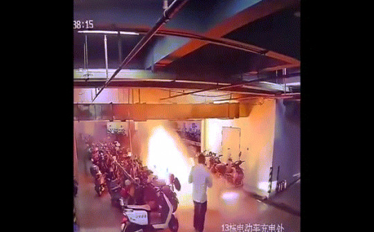 Video: Xe để dưới hầm chung cư bất ngờ bốc cháy, người đàn ông có hành động dũng cảm