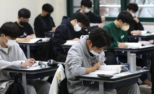 Kỳ thi đại học Hàn Quốc khủng khiếp đến mức nào? Đến Tổng thống cũng phàn nàn, phải cắt bỏ đề thi dài 9 tiếng