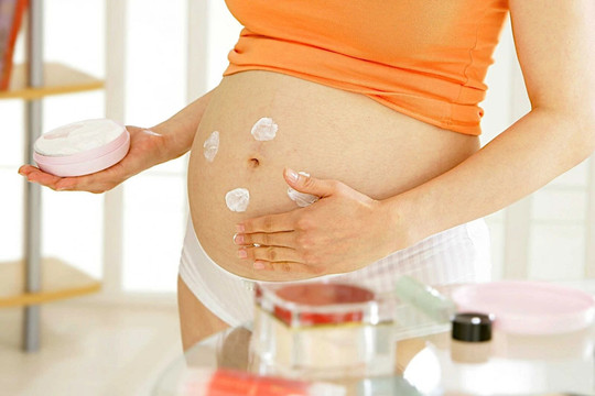 Phụ nữ mang thai dùng kem chống nắng như thế nào?