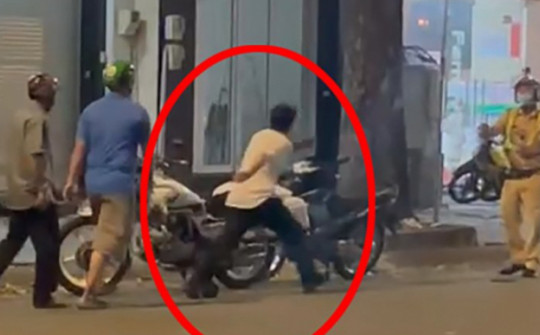 Bị thổi nồng độ cồn, người đàn ông đạp đổ xe đặc chủng, tấn công CSGT ở TPHCM
