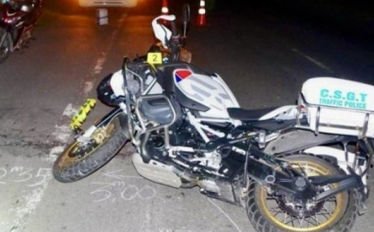 Nam thanh niên lái ô tô tông ngã xe CSGT khi bị kiểm tra