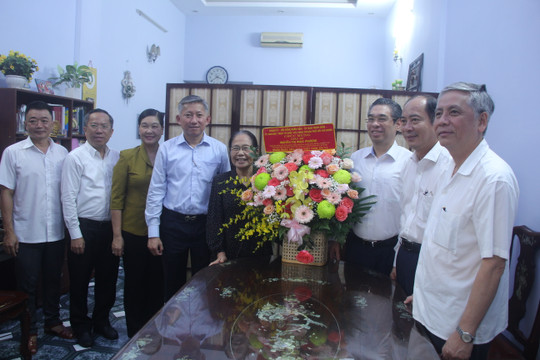 Lãnh đạo TPHCM thăm, chúc mừng các nhà giáo nhân Ngày Nhà giáo Việt Nam