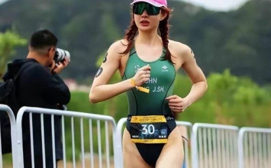 Nữ vận động viên thu hút chú ý vì mặc monokini thi 3 môn phối hợp