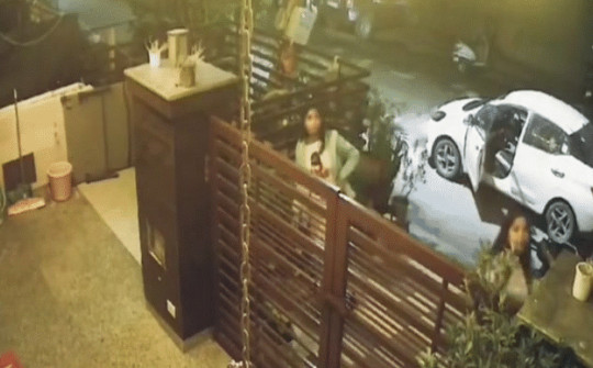 Video: 2 cô gái đi ô tô có hành động "đáng xấu hổ" trước ống kính camera