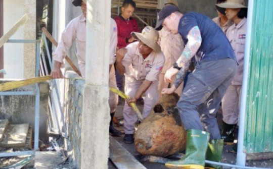 Người dân phát hoảng vì quả bom nặng 340 kg