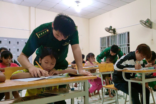 Người thầy áo lính gieo chữ cho trẻ em nghèo biên giới