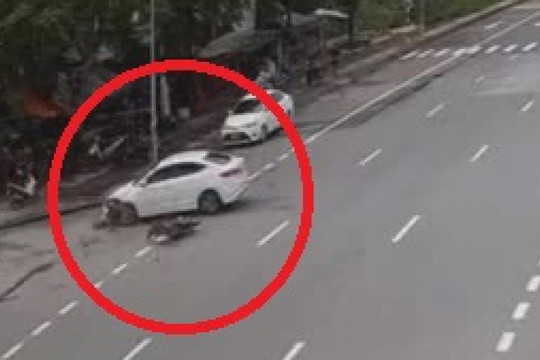Clip: Phóng xe máy chạy bất thường tông vỡ đầu ô tô, tài xế bay qua đầu “xế hộp”