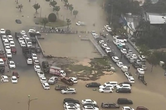 CLIP: Hơn 500 ôtô tại Huế ngập trong lũ lụt