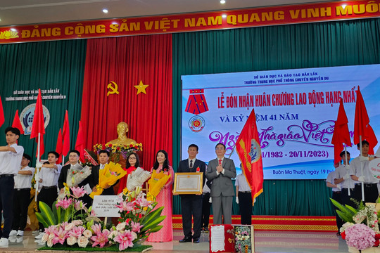 Trường THPT chuyên Nguyễn Du đón nhận Huân chương Lao động hạng Nhất