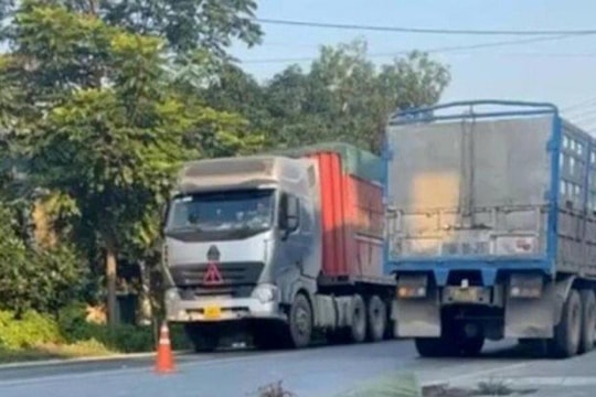 Nằm dưới gầm sửa xe, người đàn ông bị chèn tử vong