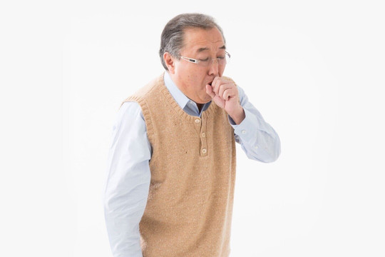 Vì sao người cao tuổi dễ mắc bệnh hô hấp vào thời điểm chuyển mùa?