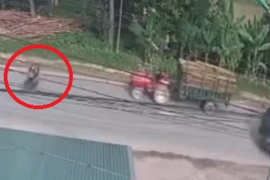 Clip: Chạy xe kiểu “bất thình lình” đúng lúc xe tải lao tới, 2 người đi xe máy điện gặp nạn