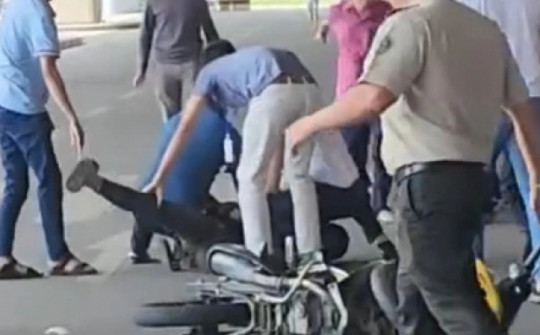 2 thiếu niên lao xe máy vào ô tô, gây náo loạn sân bay Tân Sơn Nhất: Thông tin mới nhất