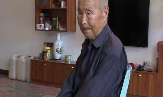 Cha 92 tuổi ở nhà dột nát nhưng 5 con trai sống trong biệt thự: Làm cha mẹ xin đừng thiên vị