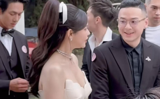 Trương Quỳnh Anh ý nhị che chắn váy hở cổ sâu khi đi đám cưới