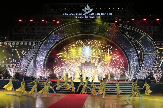 Bữa tiệc ánh sáng rực rỡ tại Khai mạc Liên hoan phim Việt Nam lần thứ XXIII