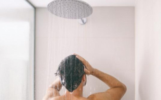 Người đàn ông chỉ có 1 dấu hiệu đơn giản khi tắm, đi khám phát hiện bị đột quỵ