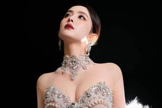 Diện đầm xuyên thấu của thương hiệu Việt Nam, Cổ Lực Na Trát hút 8 triệu lượt xem