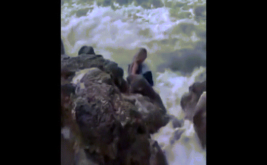 Cô gái bị sóng cuốn trôi khi đang chụp hình ở vách đá gây sốt mạng xã hội