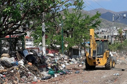 Thành phố Mexico chìm trong biển rác sau cơn bão khiến 50 người thiệt mạng