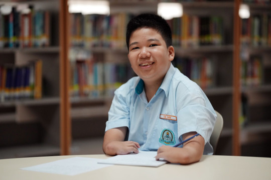 Cậu bé khuyết tật Singapore tốt nghiệp tiểu học