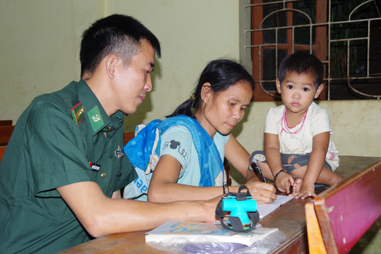 Lớp học xóa mù chữ ở huyện biên giới Nghệ An
