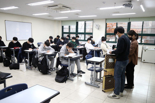 Phụ huynh Hàn 'bạo chi' cho giáo dục tư thục