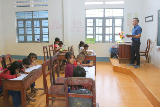 Những người thầy bám lớp dạy chữ trên đỉnh Đông Trường Sơn
