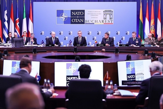 Căng thẳng Nga – Phương Tây nóng trước cuộc họp của NATO