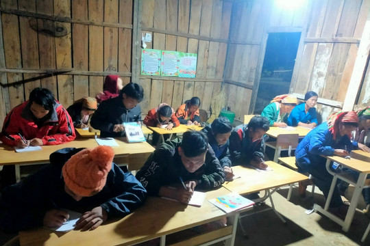 Thầy giáo người Giáy tình nguyện 'mang ánh sáng' xoá mù chữ