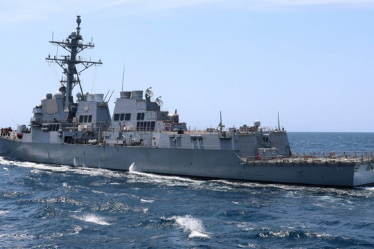 Chiến hạm Mỹ bị tập kích tên lửa ở Vịnh Aden